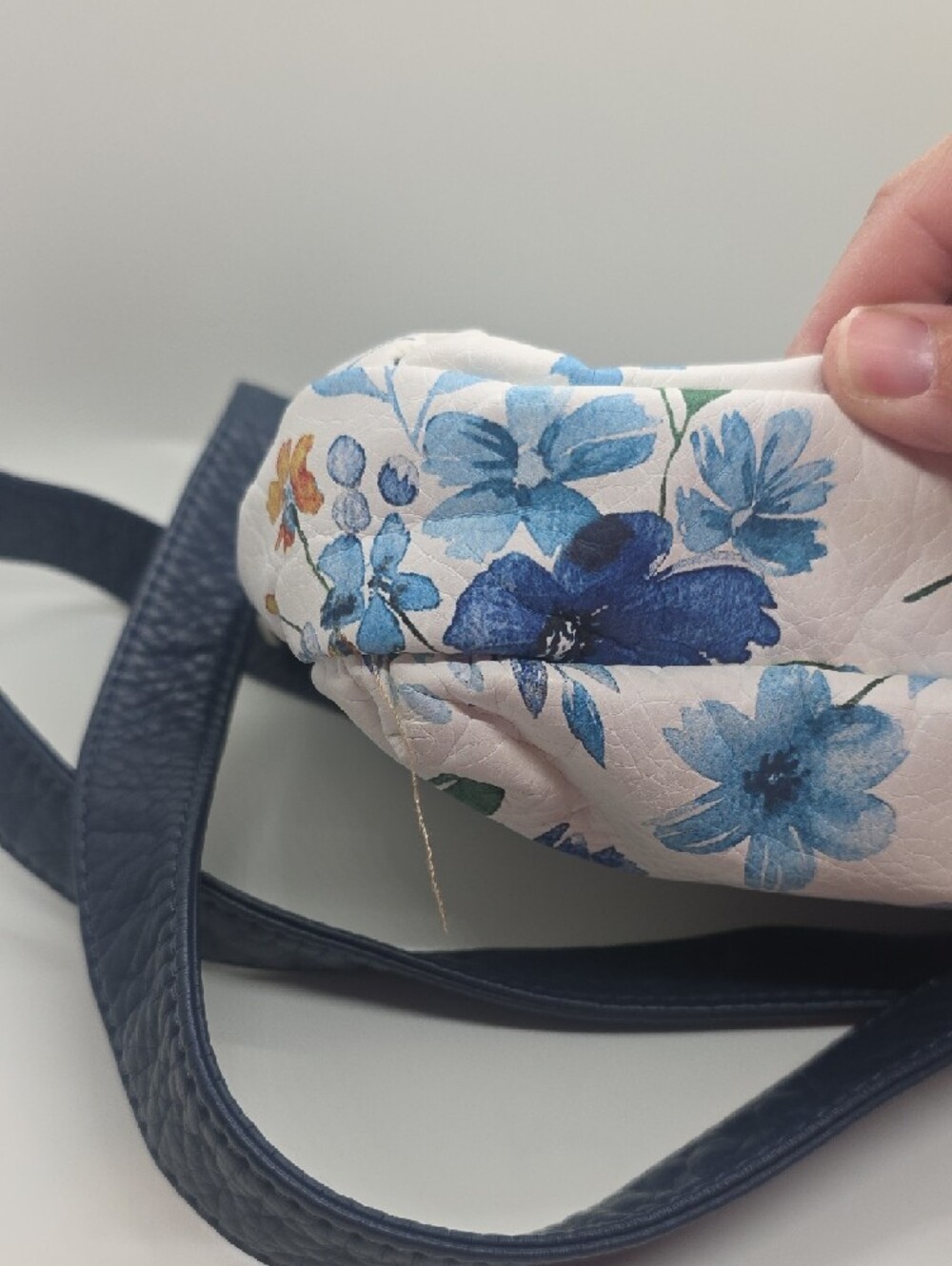 Bueno White Crossbody Bag with Blue Floral Print - Picture 4 of 6